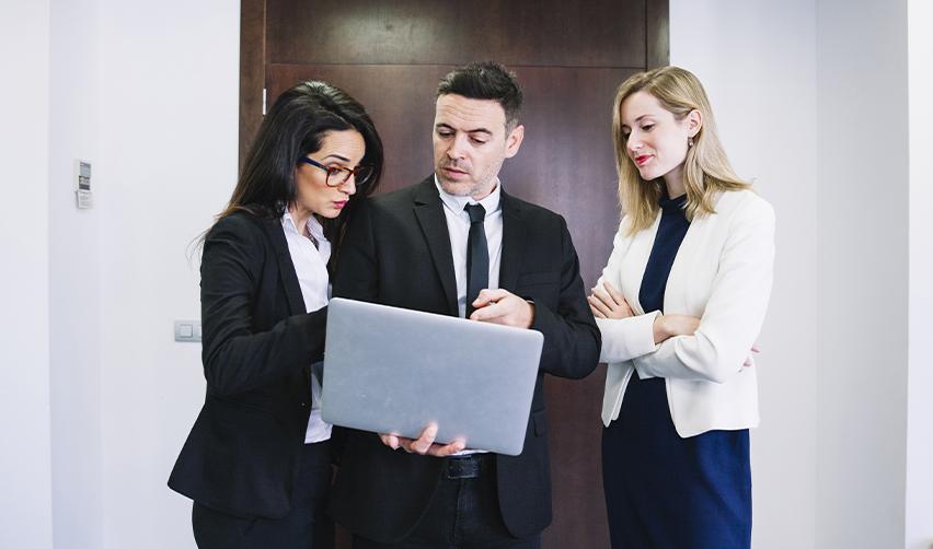 Group of Israeli business professionals discussing investment opportunities, illustrating how the EB5 visa enables Israeli investors to gain U.S. residency through EB5AN's job-creating projects.